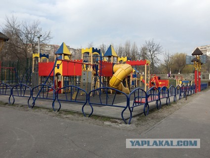 Давайте фото у кого какой вид из окна на оживленные улицы городов в настоящий момент