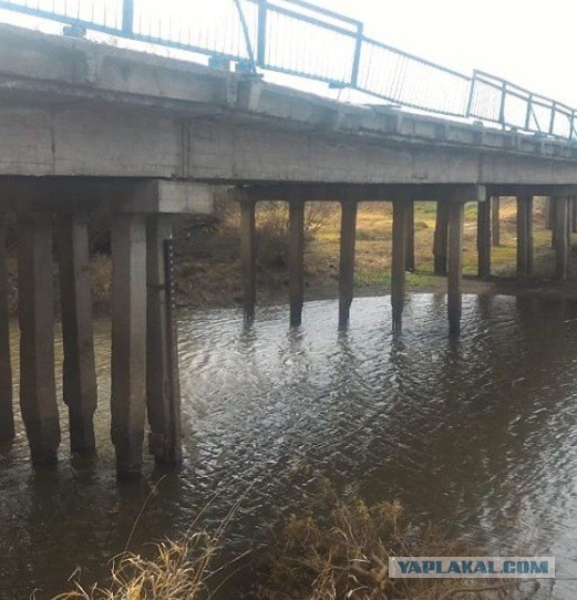 «Грузовые перевозки фактически под запретом»: состояние дорог и мостов в Приморье заставляет водителей нарушать правила