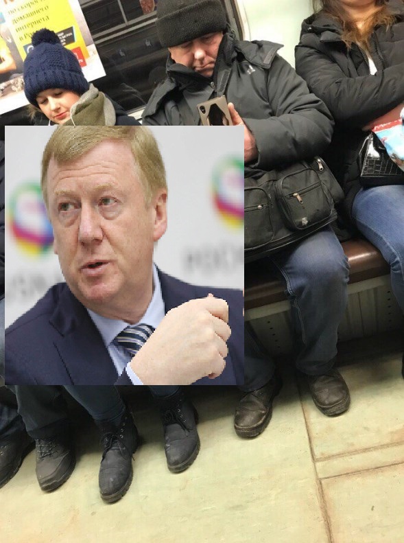 Как Вы думаете, чем занимается этот серьезный мужчина в метро...