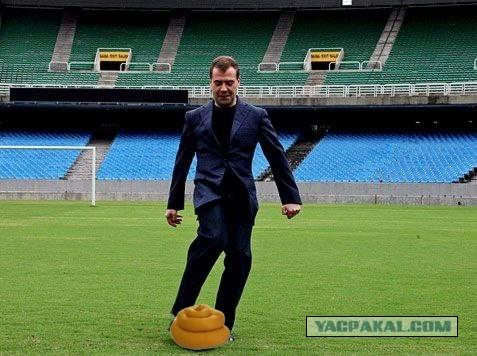 Фотожаба: Медведев футболист