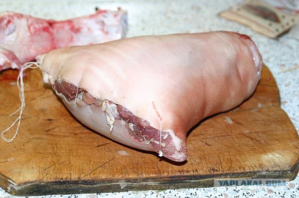 Рулька фаршированная печеная с овощами