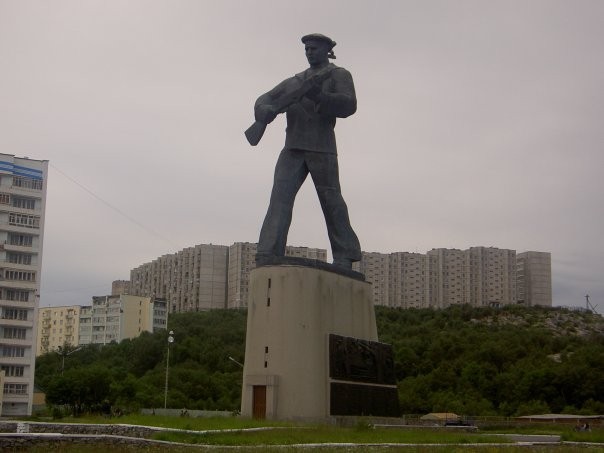 Замерзший памятник Алеша