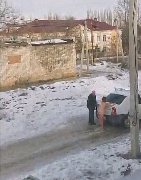 На видео сняли голую кричащую женщину на багажнике авто в Волгограде