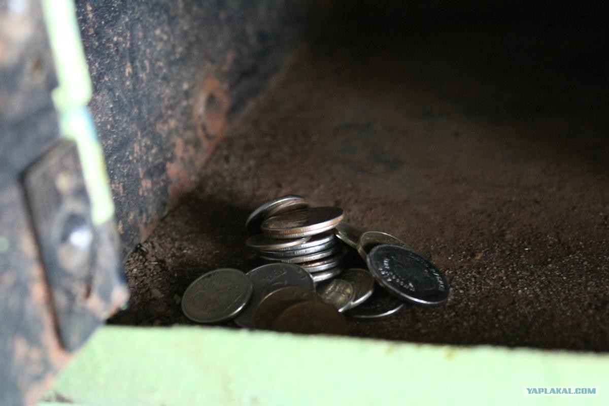 почтальон у почтового ящика. закладки в почтовых ящиках. сломанный почтовый ящик. почтовые ящики в подъезде. монеты в почтовом ящике.