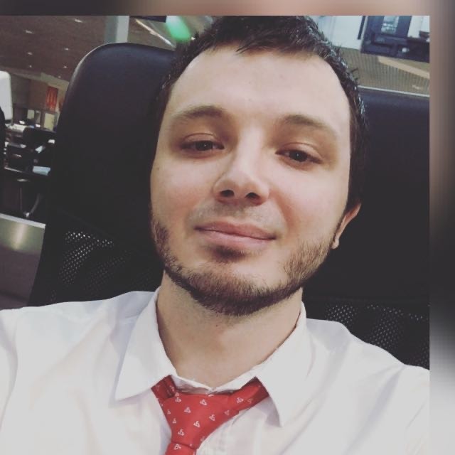 Пассажиры "Уральских авиалиний" объединились против сотрудника компании, который вот уже два года кошмарит людей в Домодедово