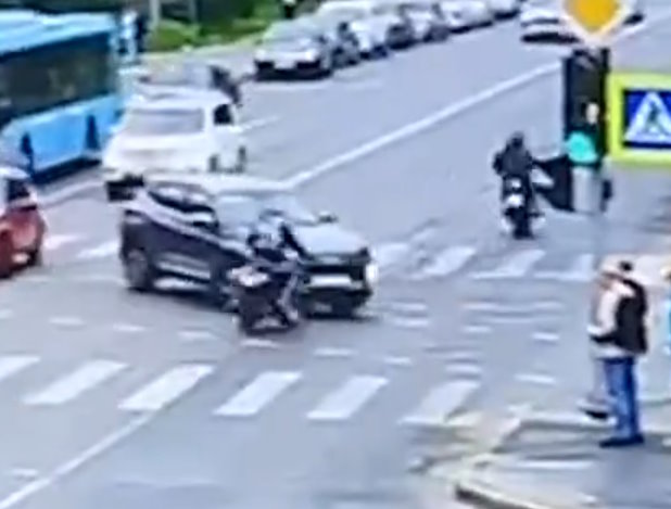 Мотоциклист чудом выжил в страшной аварии в Архангельске.