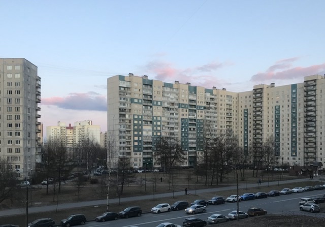 Давайте фото у кого какой вид из окна на оживленные улицы городов в настоящий момент