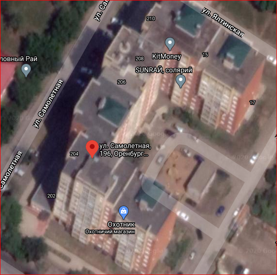 1 января 2021 года. Оренбург. Две красотки в новогодних ушках борются с дворовой ёлкой
