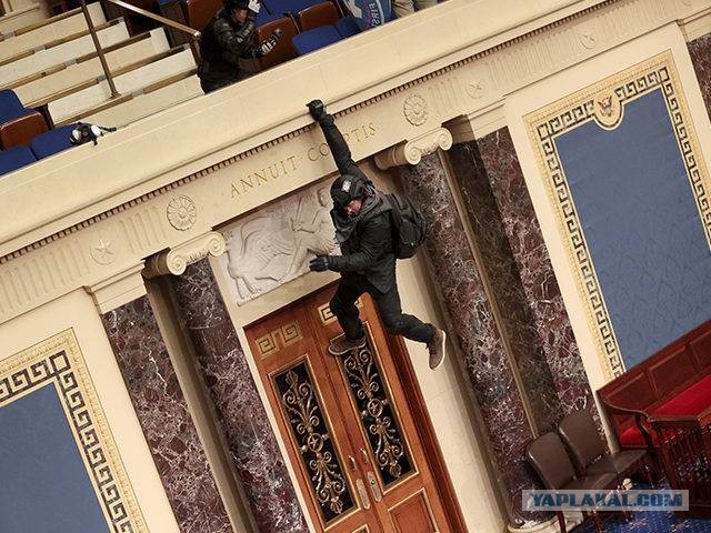 Сторонники Трампа прорвались через оцепление у Капитолия