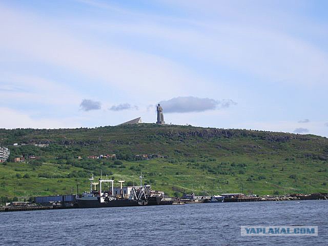 Замерзший памятник Алеша
