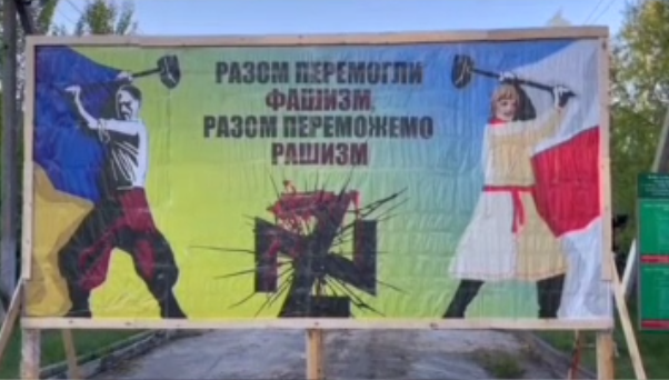 Тем временем люди несут цветы в Вечному огню в Киеве