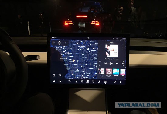 Элон Маск показал дизайн бюджетной Tesla Model 3 с панорамной крышей