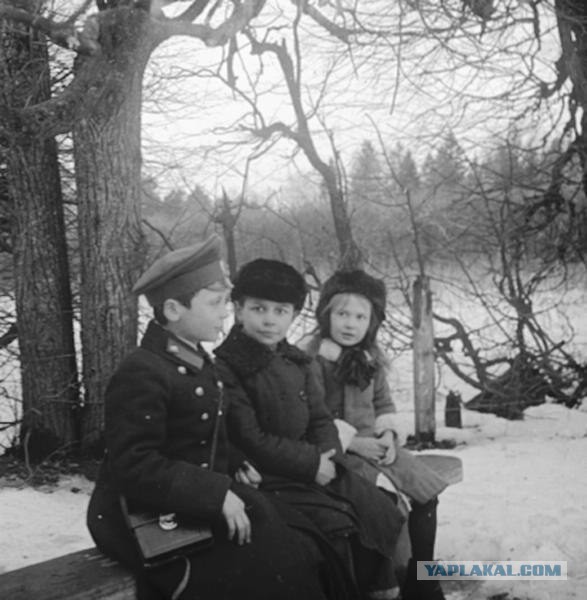 Несколько старых фото и люди на них.