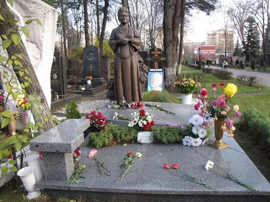 Звезды советского кино, обретшие покой на Новодевичьем кладбище в Москве