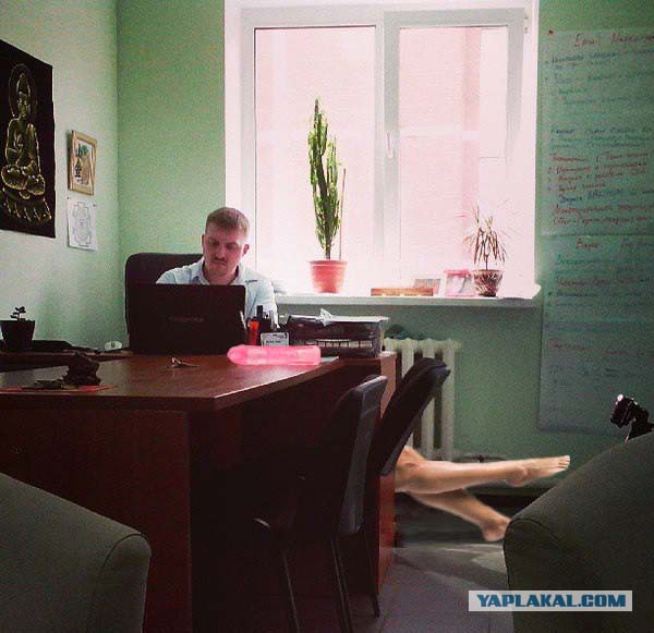Просто фото друга в его офисе