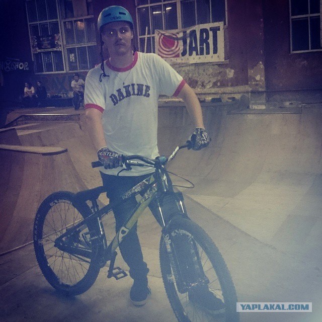 Зауженные джинсы.