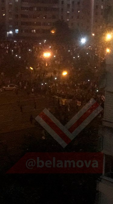 Беларусь! Люди бьют ОМОН возле стеллы