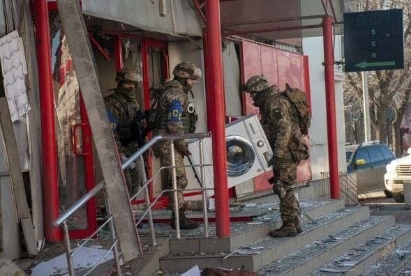 Немецкий журналист удивлен, что жалобы от местных жителей только на военных Украины, а не России