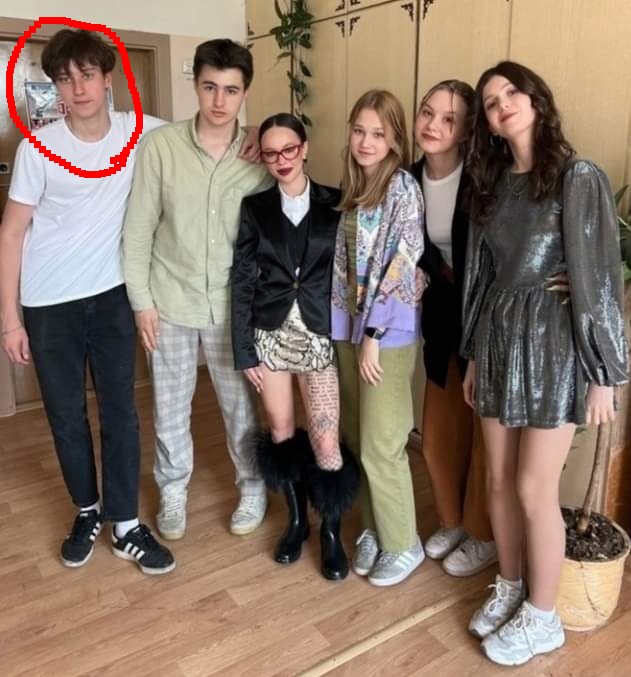 Найдите на фото среди учеников классную руководительницу
