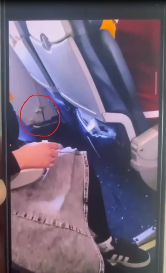 Появилось видео, снятое пассажирами самолета после взрыва неподалеку от самолета.