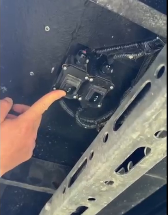 Сыбался от жены