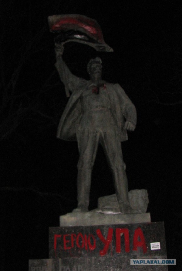 В Киеве разрушили памятник Ленину!