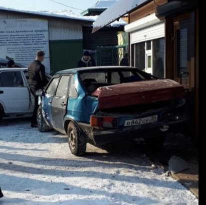 В Киренске (Иркутская область) водитель сбил пешеходов на тротуаре