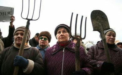 Полицейские демонстрируют пистолеты, чтобы люди держали от них дистанцию и случайно не заразили