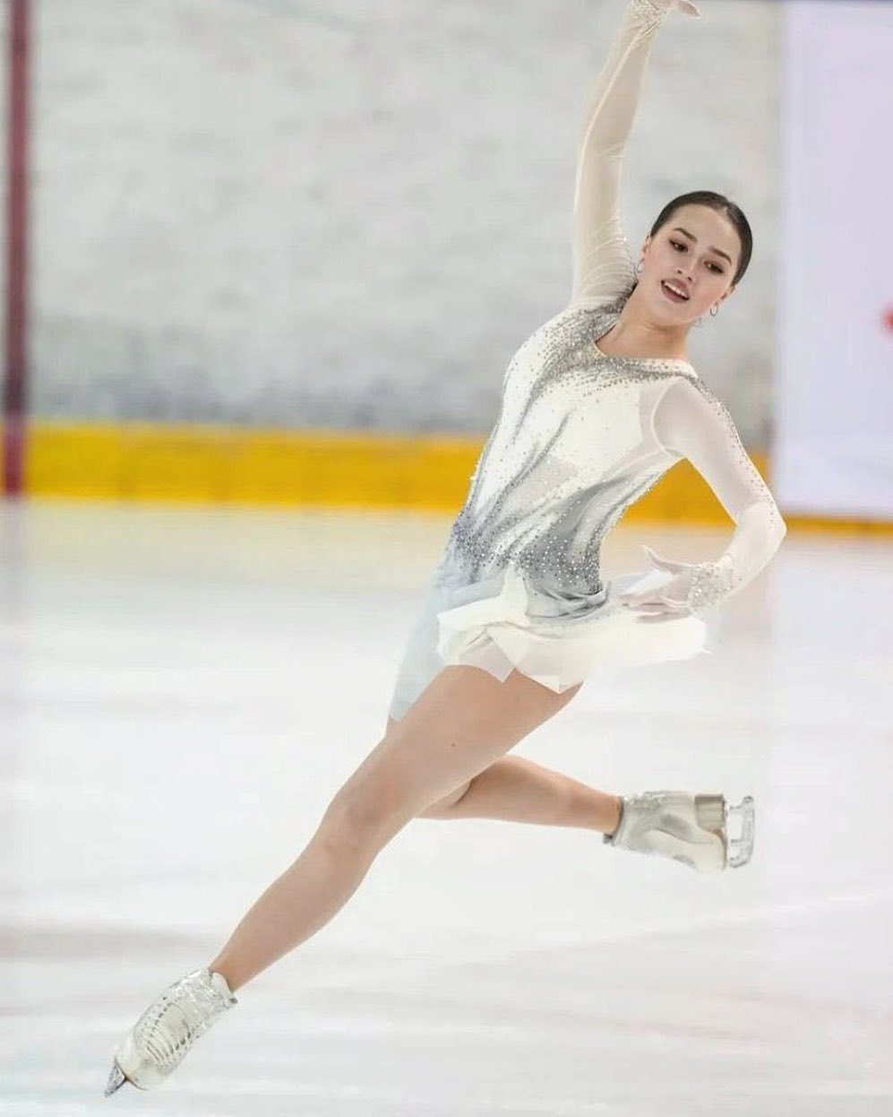 Алина Загитова танцует