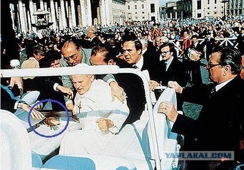 У гроба Папы Иоанна Павла II