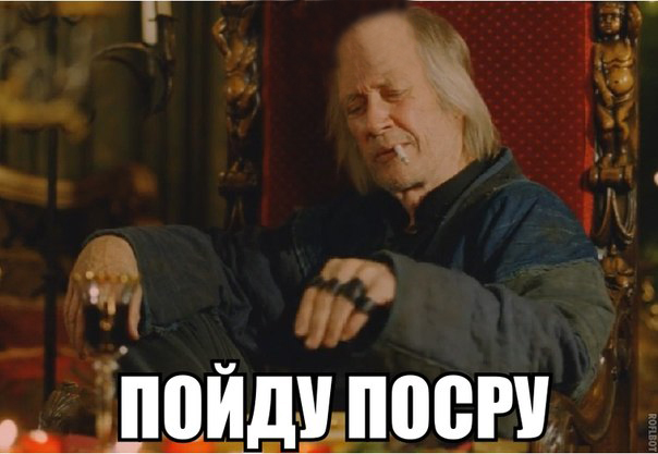 Гигантская змея ползает по крыше