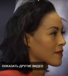 Девушка-боец ММА поцеловала соперницу во время дуэли взглядов перед поединком