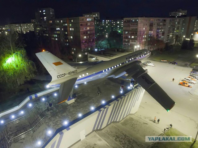 Самолет во дворе
