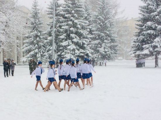 Девочки-кадеты, "добровольно" маршировавшие по заснеженной площади Екатеринбурга, слегли с температурой