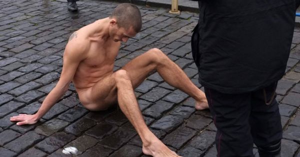 Взбешенные британские водители оттаскивают с дорог эко-активистов, а те снова ползут обратно