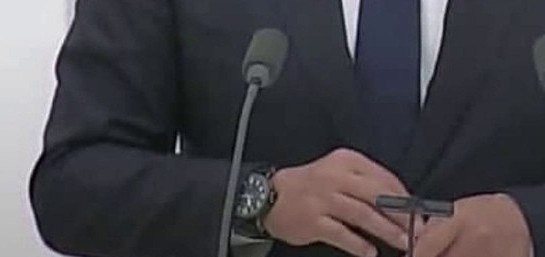На часах Шойгу во время его выступления на заседании было 12:47