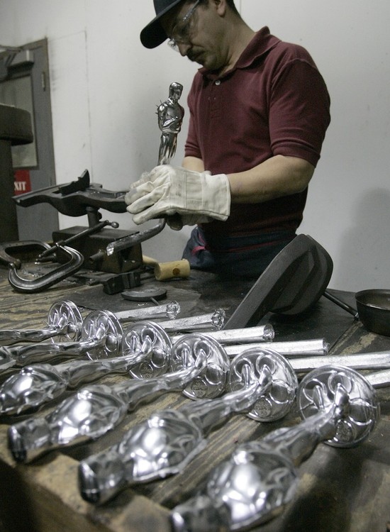 Изготовление "Оскара" для премий этого года