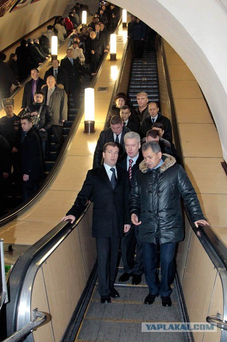 Медведев пересел в метро