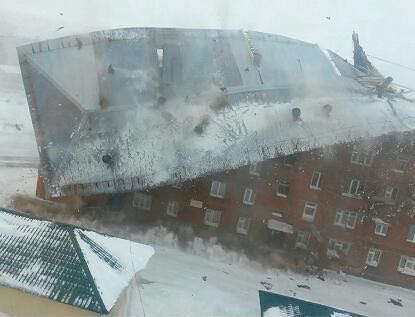 В Красноярском крае сильный ветер сорвал крышу с пятиэтажки