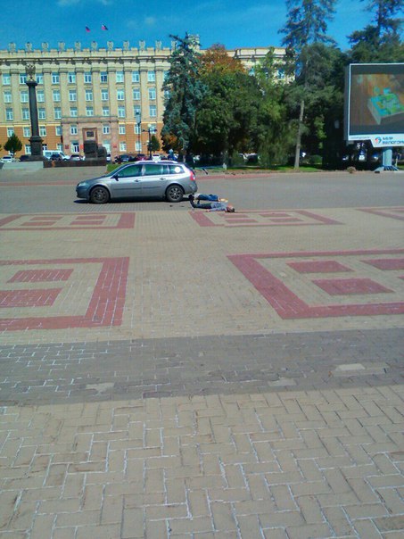 В центре Белгорода мужчина выкинул тело из машины и покончил с собой