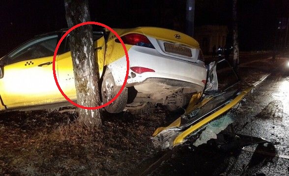 В Москве лихач на такси разогнал свой рыдван до 130 км/ч и не справился с управлением, водителя остановил лишь столб