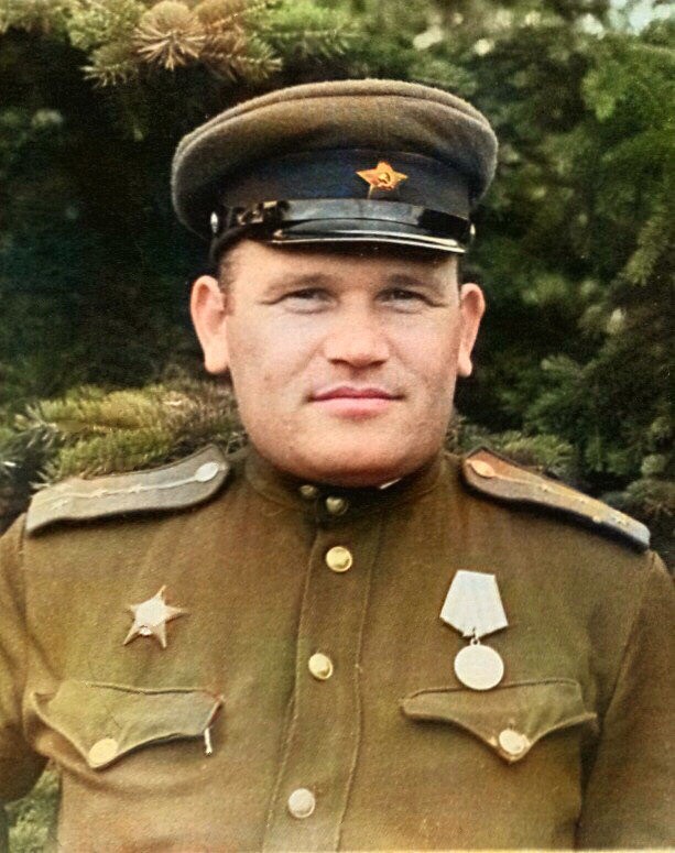 Нейросеть на хаялву раскрашивает фото к 9 мая