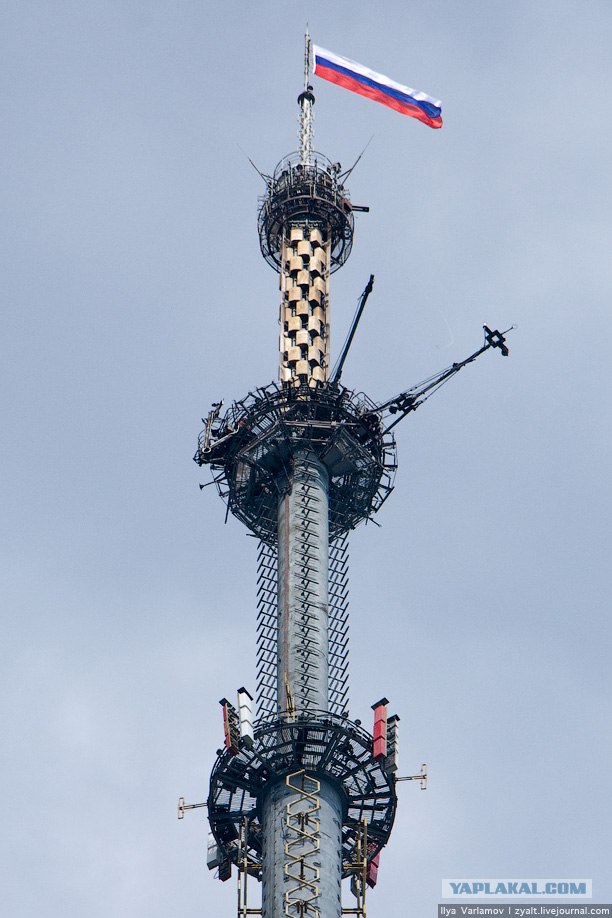 Поднятие флага на Останкинскую башню