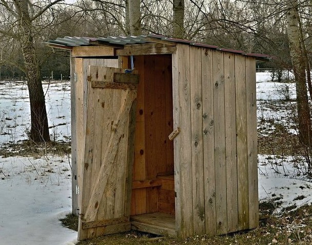 Деревенский сортир.