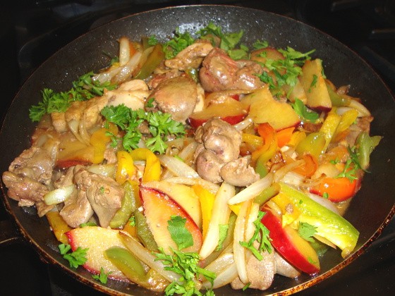 Куриная печень с яблоками