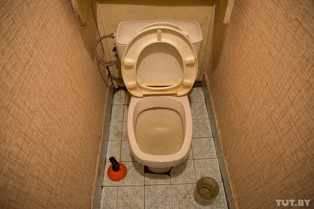 Туалет бомжа. Ужасный туалет в квартире. Грязный унитаз в квартире.