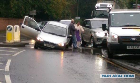 В Уфе легковушка целиком провалилась под землю