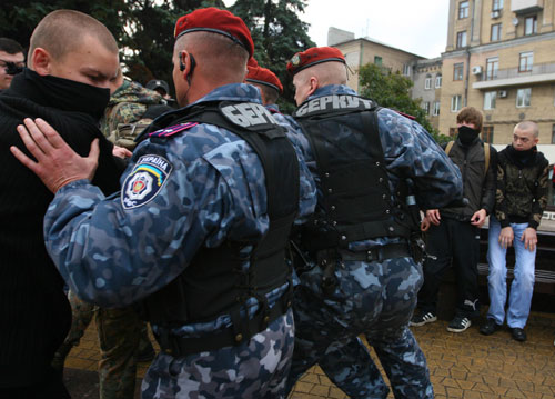 Мальчик против двух Беркутов