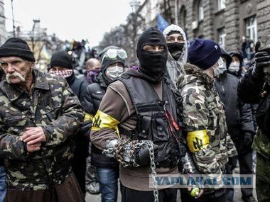 Мужчина облил краской фото украинских националистов на выставке в центре Москвы