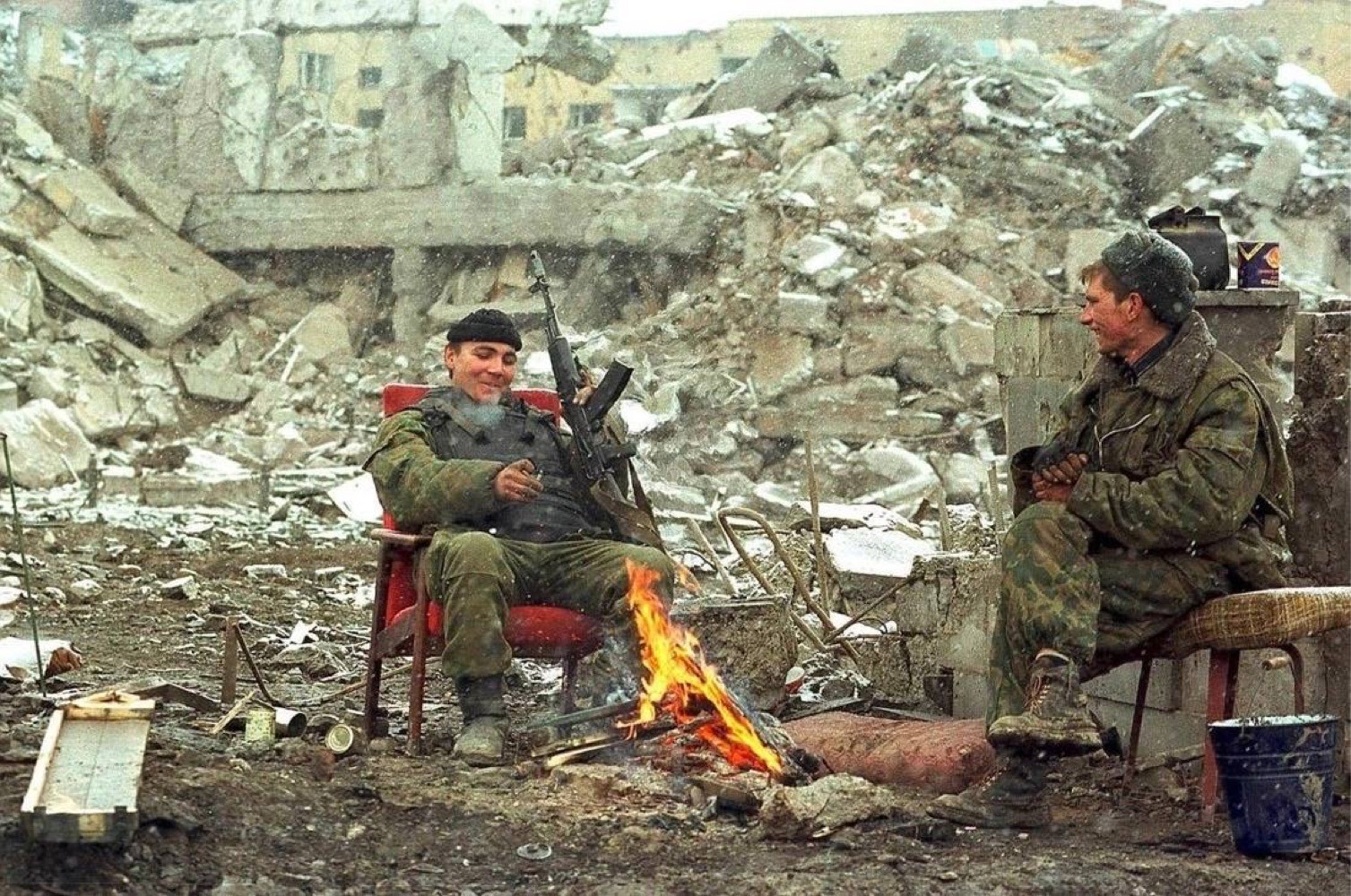 Чечня здесь не афган. Штурм Грозного 1995 солдаты. Первая Чеченская война штурм Грозного. Война в Чечне вторая Чеченская кампания 1999.